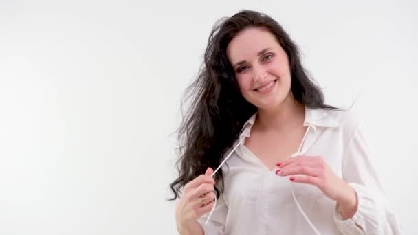 Красивая Брюнетка Завязывая Шнурки Блузке Вокруг Шеи Выпрямляет Волосы Улыбаясь — стоковое видео