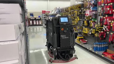 Avidbots Neo Robot Toronto, Kanada 'daki Eaton Centre AVM' de yerleri temizliyor. Avidbots Neo, Avidbots Corp. Canada Surrey Walmart 2023 tarafından geliştirilen bir amaca yönelik zemin temizleme robotudur.