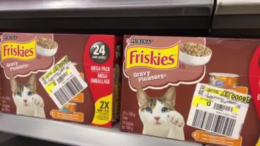 Friskies marketteki kedi maması farklı tatlar farklı renkler teneke kutular Walmart Canada Vancouver 2023 'te yavaş çekimde fiyatlandırılıyor