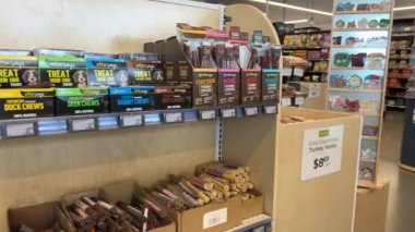 Evcil Evcil Hayvanlar 'ın oyuncakları oyuncakçıda atıştırmalıklar dışarıda ve mağazanın içinde çeşitli eşyalar Kanada Vancouver 2023