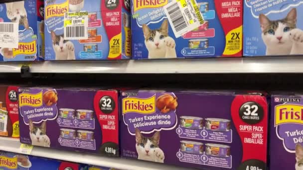 Friskies Cat Food Store Shelves Different Flavors Colors Tin Cans — Vídeo de Stock