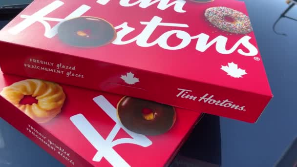 Tim Hortons Farklı Donutlarıyla Dolu Büyük Açık Bir Kutu Arabadaki — Stok video