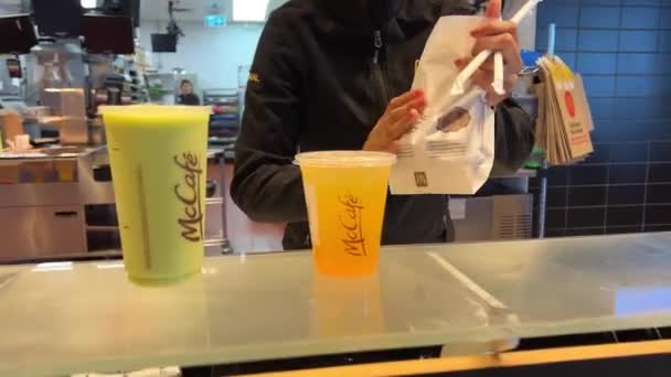 Mcdonalds Delicious Smoothie Mack Coffee Saleswoman Serving Pack Two Glasses — Αρχείο Βίντεο
