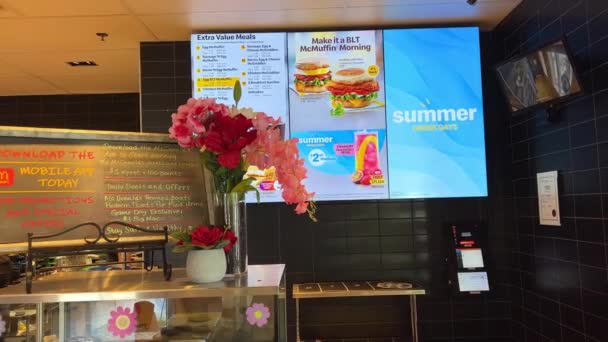 Mcdonalds Menú Flores Lugar Para Ordenar Delicioso Smoothie Mack Café — Vídeos de Stock
