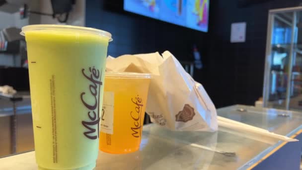 Nuevos Batidos Mcdonalds Maccoffee Smoothies Con Frutas Para Llevar Restaurante — Vídeos de Stock