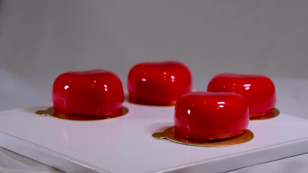 红色的镜子 带着微缩的红心和金色的穆斯蛋糕红梨树焦糖 — 图库视频影像