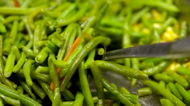 野菜を混ぜる熱いグリルに緑のアスパラガス 閉じます 高品質4K映像 — ストック動画