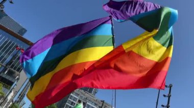 Temiz mavi gökyüzü karşı sallayarak Eşcinsel gurur Gökkuşağı bayrağı yakından yolu maske alfa kanalı saydamlık kırpma ile izole
