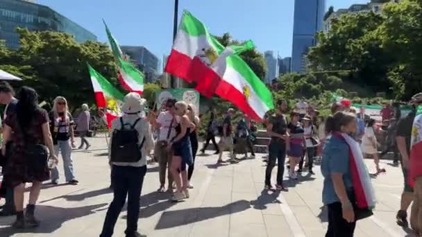 イランの人々の反乱はデモにフラグを立てます彼らの国のテロとの戦争に対する人権の防衛とカナダバンクーバーの叫び03 2023 — ストック動画