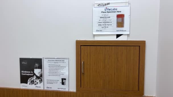 Lifelabsカナダの尿や糞オフィスの入り口レセプションの血液検査のための研究所バンクーバーサリー2023 — ストック動画