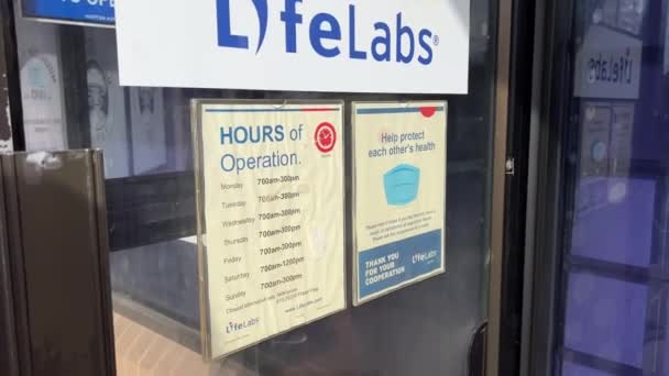 Lifelabs Laboratorio Análisis Sangre Orina Heces Recepción Entrada Oficina Canadá — Vídeos de Stock