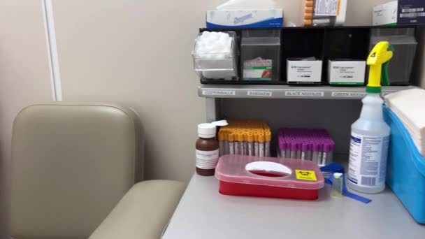 Lifelabsカナダの尿や糞オフィスの入り口レセプションの血液検査のための研究所バンクーバーサリー2023 — ストック動画