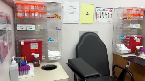 Lifelabs Laboratorium Voor Bloedonderzoek Van Urine Ontlasting Kantoor Receptie Canada — Stockvideo