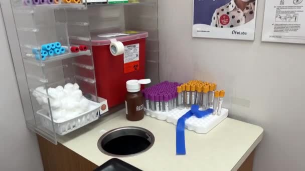 Lifelabs Laboratory Blood Tests Urin Fäkalies Office Entry Reception Canada — Stockvideo