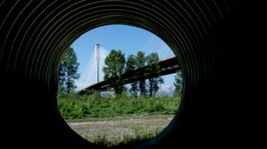 BC 'de Fraser Nehri üzerinde Kanada Port Mann Köprüsü. Aşağıdan yukarıya uzanan ilginç köprü görüntüleri. Güzel beyaz kablolar.