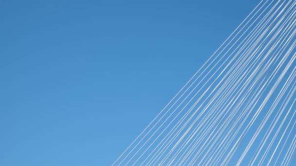 加拿大弗拉塞河上的曼港桥公元前后有趣的一段不同寻常的桥段 从底部向上伸展的美丽的白色电缆支撑着巨大的桥 绿色的树 铁路地球上的虹吸 — 图库视频影像