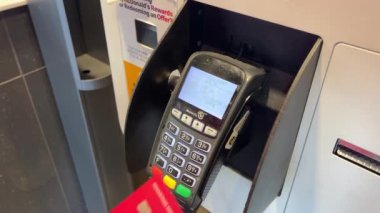 McDonales 'deki genç kız smoothie pembe kıyafetler sipariş ediyor. Klasik Amerikan gençlik şapkası. Kanada Vancouver 2023.