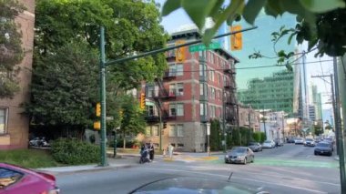 Vancouver şehir merkezinin gökdelenleri, Vancouver gözcüleri ve günlük trafiği olan dağları günlük Vancouver 2023