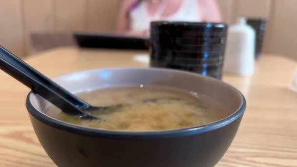 Sopa Miso Con Tofu Algas Bol Japonés Marrón — Vídeo de stock