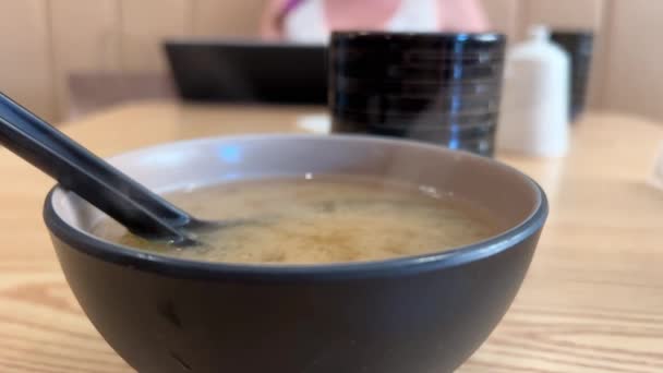 酱汤配豆腐和海藻在褐色的日本碗里 — 图库视频影像