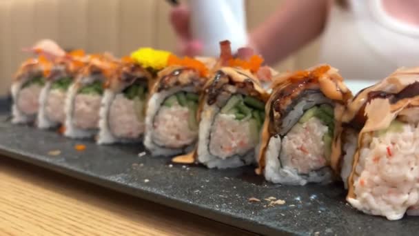 Hitam Dragon Roll Crabmeat Avocado Kappa Unagi Avocado Fish Flakes — Stok Video