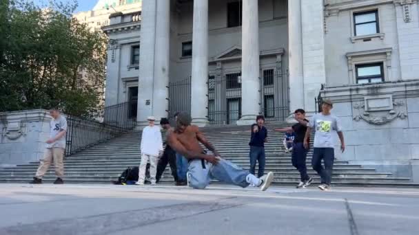 Breakdance Calle Vancouver Jóvenes Adolescentes Bailan Recogiendo Dinero Multitud Personas — Vídeos de Stock