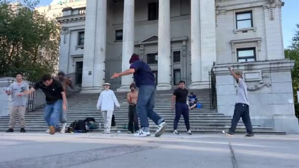 Breakdance Στο Δρόμο Του Βανκούβερ Νεαροί Έφηβοι Χορεύουν Συλλέγοντας Χρήματα — Αρχείο Βίντεο