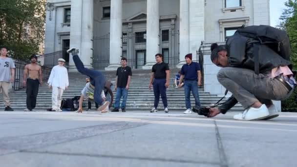 Breakdance Ulicy Vancouver Młodych Nastolatków Taniec Zbieranie Pieniędzy Tłumu Ludzi — Wideo stockowe