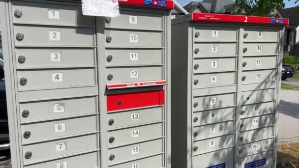 Briefkasten Empfangsbriefe Frau Erhielt Paket Der Post Roten Schlüssel Aus — Stockvideo