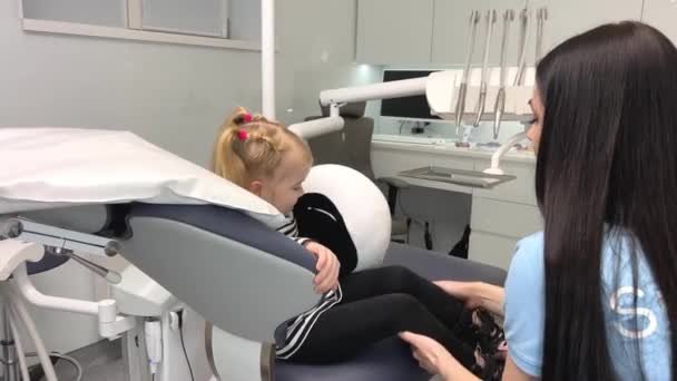 Bambina Sedia Dentale Con Medico Peluche Aiuta Ragazza Sedersi Sulla — Video Stock