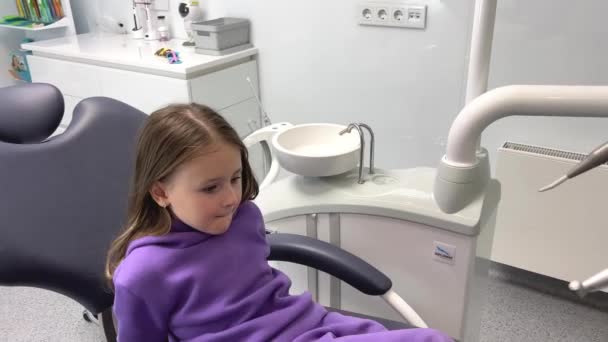 Pediatrica Odontoiatria Ragazza Finito Trattare Denti Sta Cercando Scendere Sedia — Video Stock