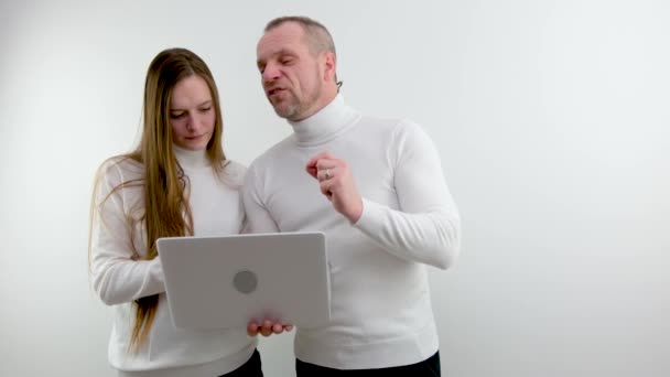 男性チーフスタンドと女性マネージャーはオフィスのノートパソコンとテーブルに座っています 女性は怒って怒って攻撃的に見える 男は悲しくて心配してる 高品質4K映像 — ストック動画