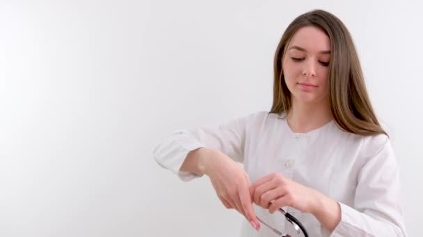 Ung Kvinna Läkare Viker Fonoskop Händerna Efter Avslutad Undersökning Patienten — Stockvideo