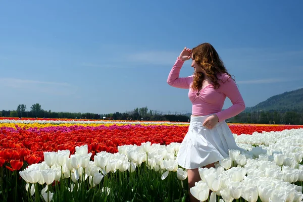 Schöne Junge Mädchen Weißen Tulpen Steht Lächelnd Stellt Ihr Haar — Stockfoto