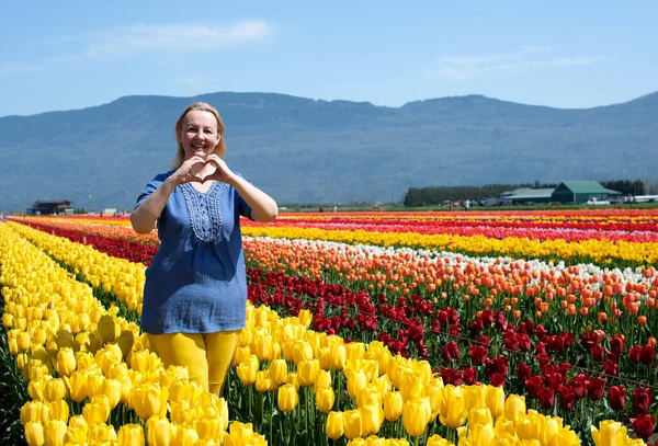 Mujer Adulta Campo Tulipanes Ropa Azul Amarilla Como Bandera Ucrania —  Fotos de Stock