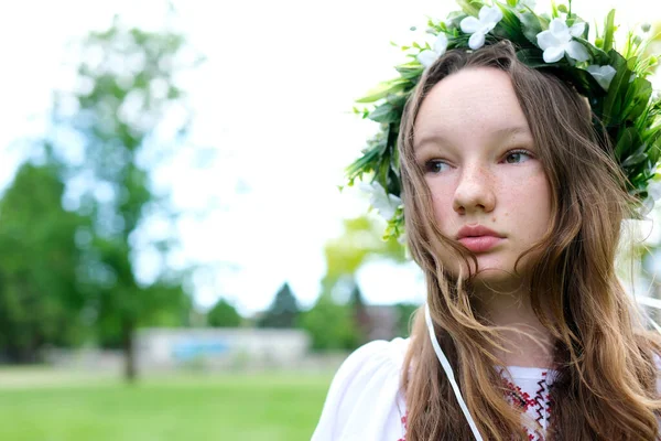 Портрет Молодой Девушки Лежащей Траве Держащей Руках Полевые Цветы Высокое — стоковое фото