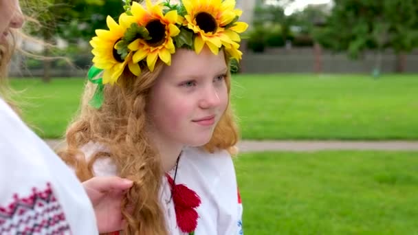 Söt Ukrainsk Flicka Med Lång Fläta Traditionella Broderade Kläder Och — Stockvideo
