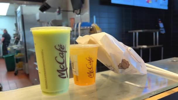 Nuevos Batidos Mcdonalds Maccoffee Smoothies Con Frutas Para Llevar Restaurante — Vídeos de Stock