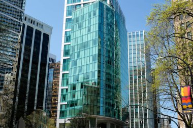 Kanada Meydanı ve Vancouver şehir merkezindeki ticari binalar gün batımında sudan izlendi. British Columbia, Kanada 2023