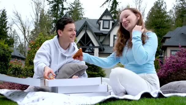 秋の自然 楽しさと喜び ピザを食べる夕日のひまわり畑で若い十代のカップルピクニック 高品質の写真 — ストック動画