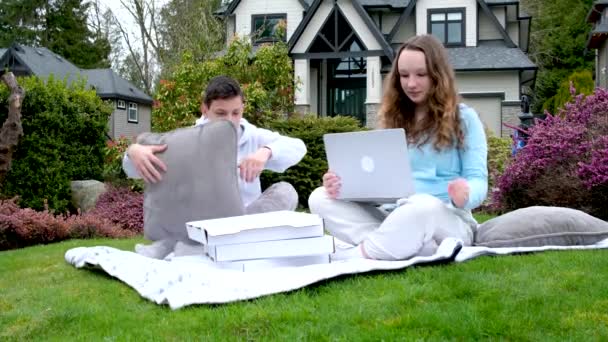 Jovem Casal Adolescente Natureza Senta Branco Cobertor Menina Detém Laptop — Vídeo de Stock