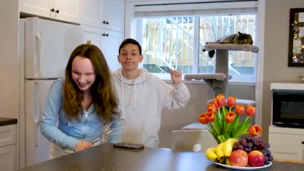 Joven Hombre Mujer Bailando Sala Cocina Feliz Relajante Tiempo Libre — Vídeos de Stock