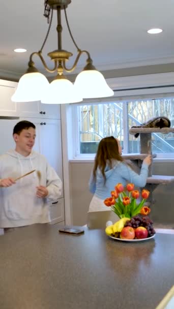 Joven Hombre Mujer Bailando Sala Cocina Feliz Relajante Tiempo Libre — Vídeo de stock