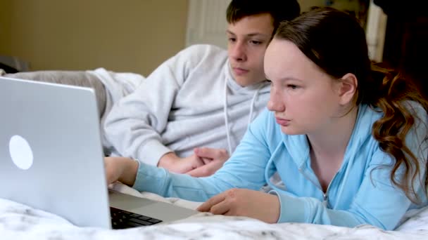 Online Μάθηση Εφήβους Αγόρι Και Κορίτσι Κάθεται Κοντά Στο Laptop — Αρχείο Βίντεο