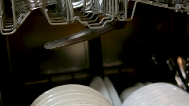 从洗碗机里拿出碗碟男孩女孩在家里帮父母做家务活做饭洗干净洗碗机新技术方便清洁清洁公司是不需要的 — 图库视频影像