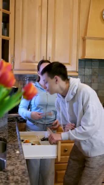 Genç Gülen Bir Çift Birlikte Bulaşık Yıkıyor Mutfakta Eğleniyor Yüksek — Stok video