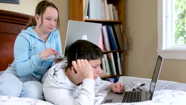 年轻夫妇在新房子里吃面条和使用笔记本电脑 高质量的照片 — 图库视频影像
