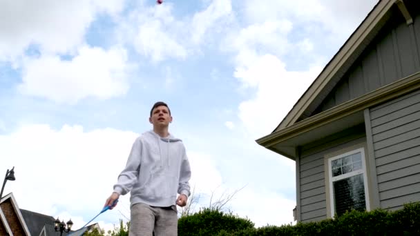 Gyerekek Tizenévesek Fiúk Lány Játszik Tollaslabda Utca Ellen Cseresznyevirág Pihenés — Stock videók