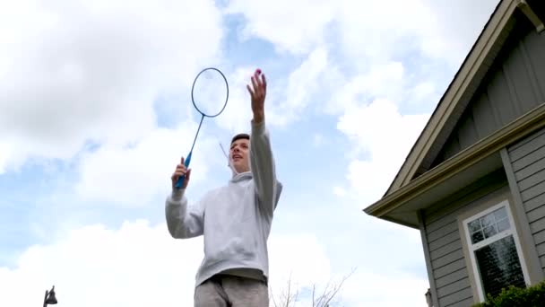 Młody Człowiek Bawi Się Rakietą Wahadłowcem Badmintonie Powoli Powoli Wysokiej — Wideo stockowe