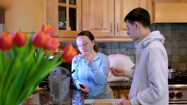 Jonge Lachende Echtpaar Samen Afwassen Plezier Hebben Keuken Hoge Kwaliteit — Stockvideo